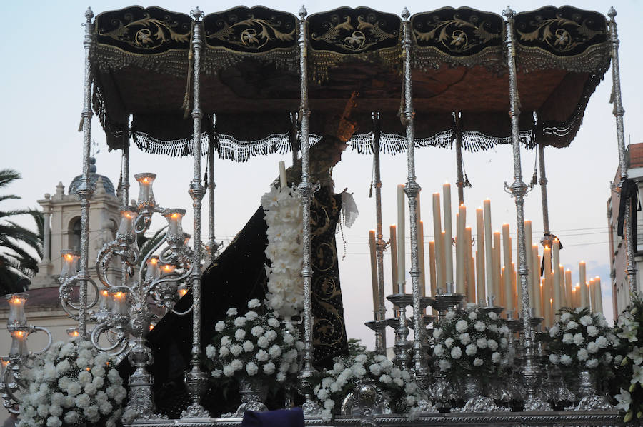 La Cofradía de las Tres Caídas procesiona por el Puente Romano