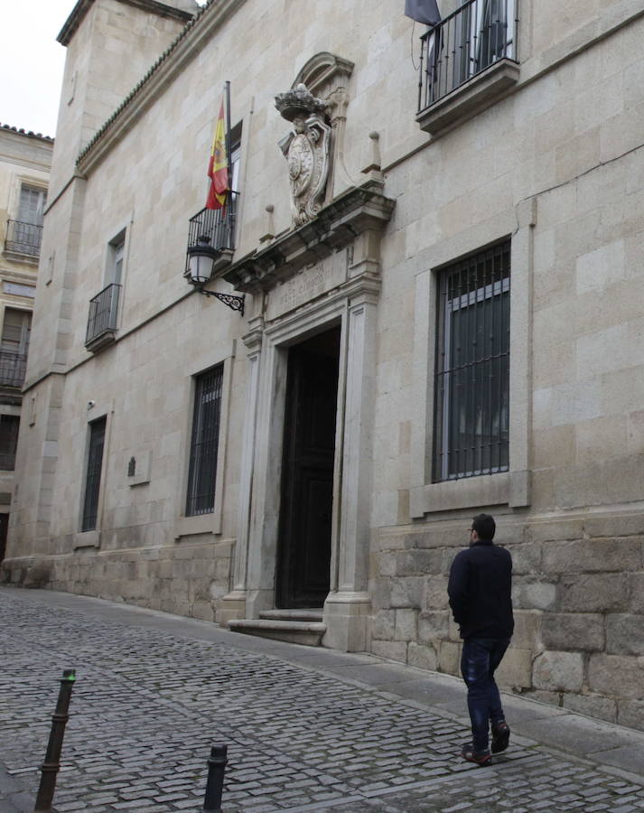 Entrada del Palacio de Justicia, al fondo la torre donde un albañil creyó que se le apareció Franco.