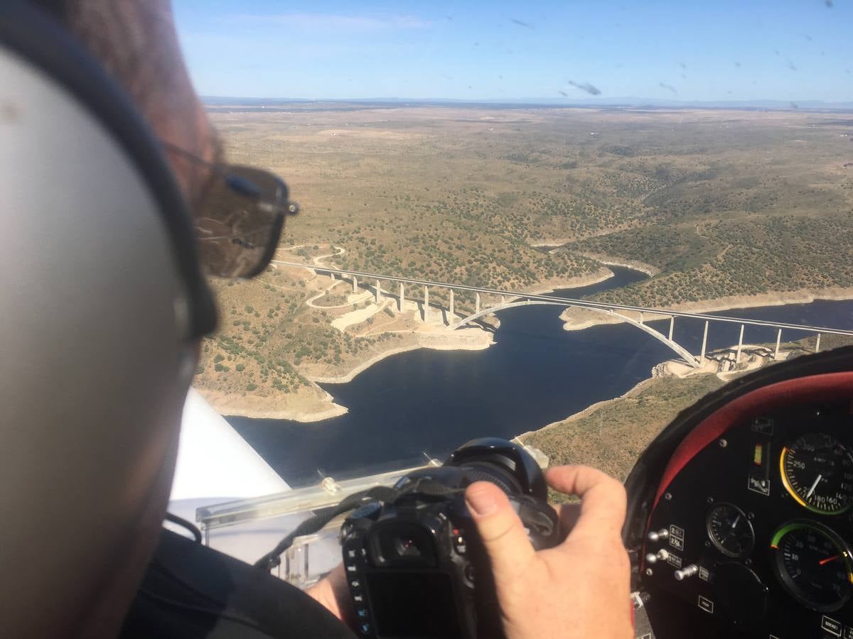 HOY.es fotografía y filma desde el aire las obras del tren de velocidad en el tramo comprendido entre Badajoz y Plasencia. Fotografías: HOY