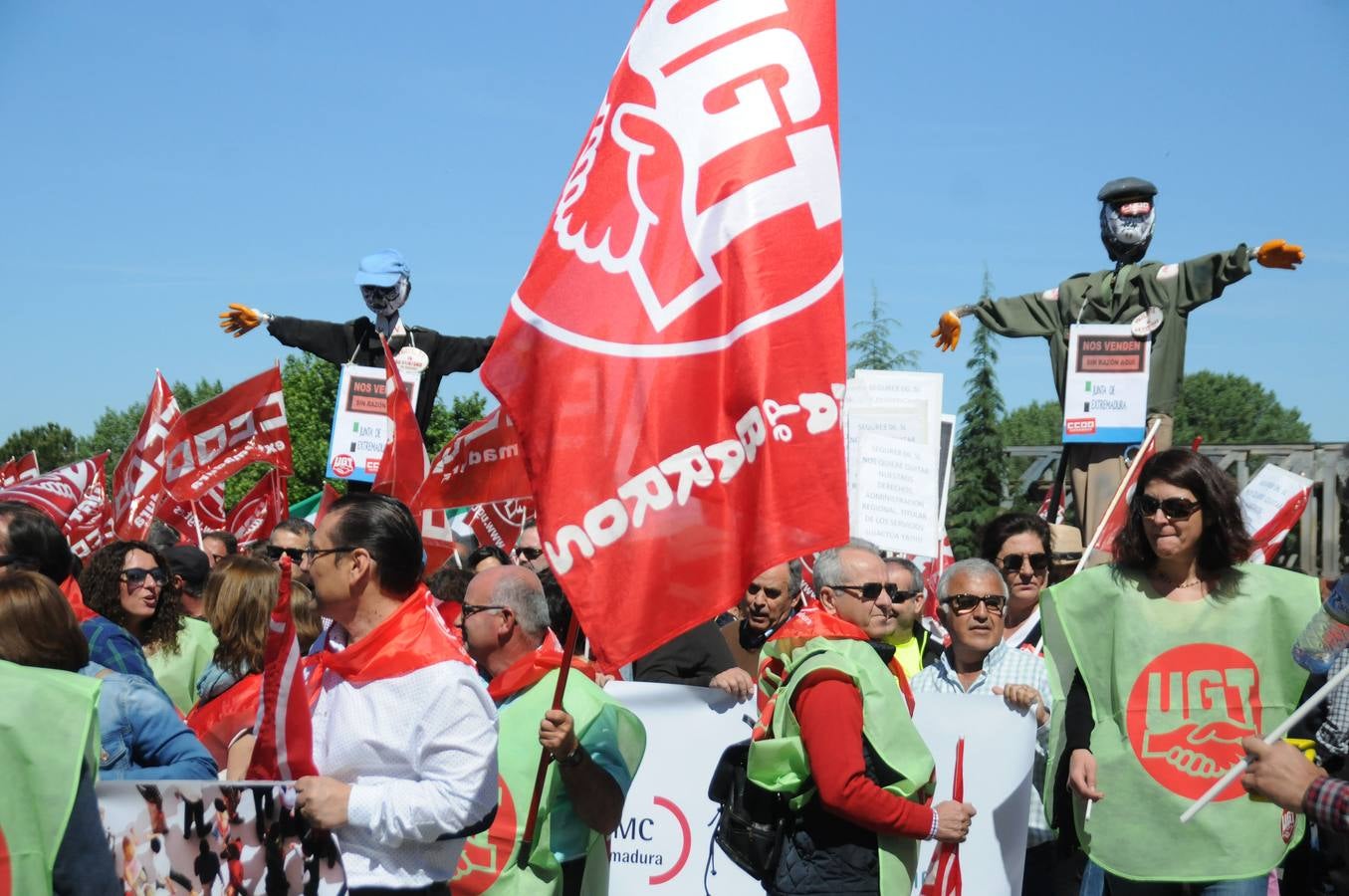 Lunes, 1 de mayo. La corrupción, el ninguneo y la exigencia de un tren digno para la región marcan las manifestaciones del primero de mayo en Extremadura. Fotografías: Brígido.