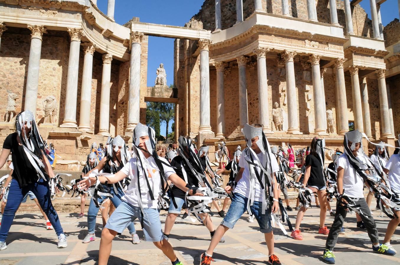 Miércoles, 3 de mayo. Finaliza el programa 'La Escuela adopta un monumento' con la representación teatral de 'Tras la esperanza dorada' por parte de 400 alumnos. Fotografías: Brígido.