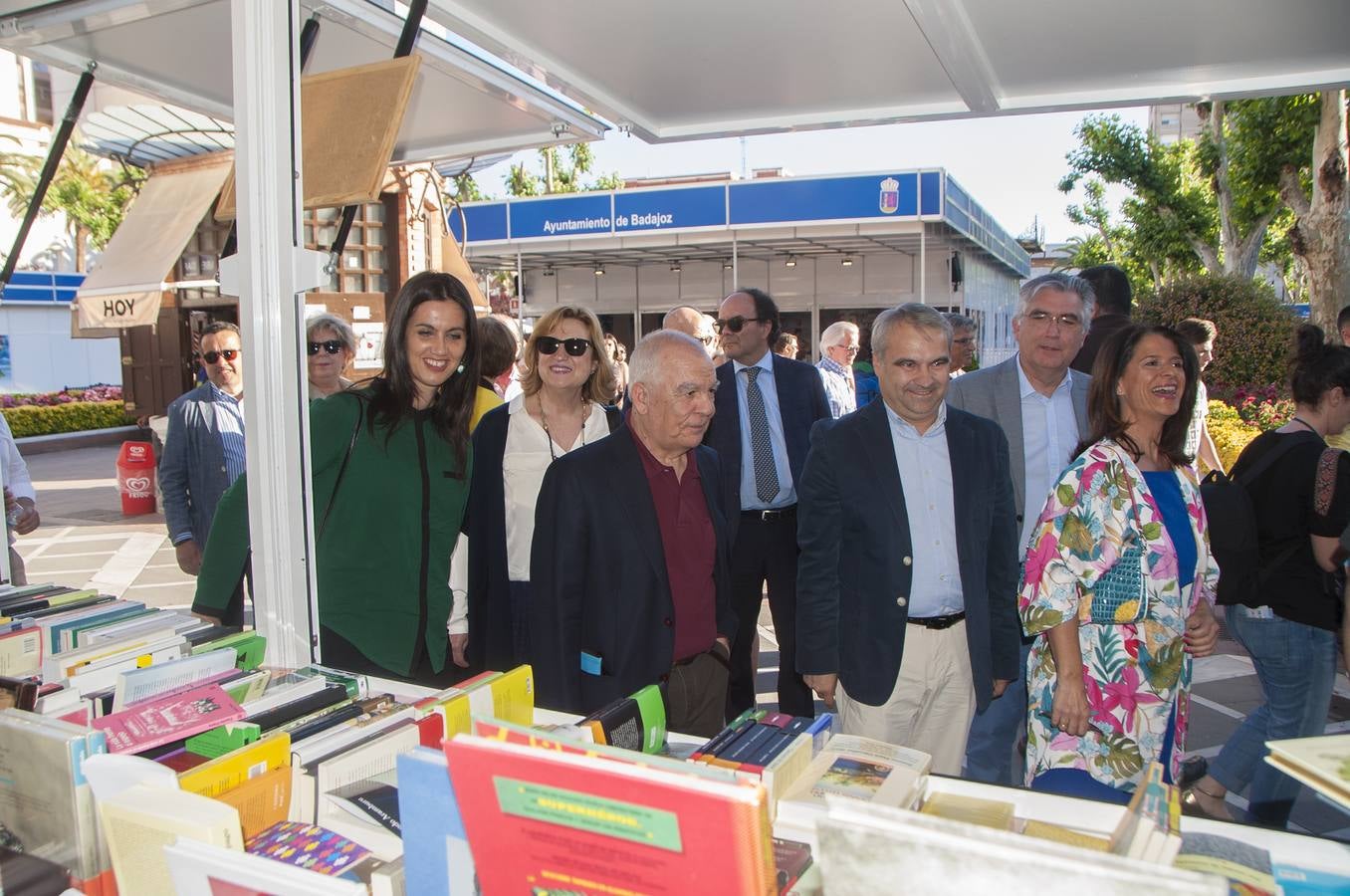 Viernes, 19 de mayo. El parque de San Francisco se ha convertido durante la semana en el mejor escaparate durante la 36 Feria del Libro de Badajoz. Fotografías: Pakopí.