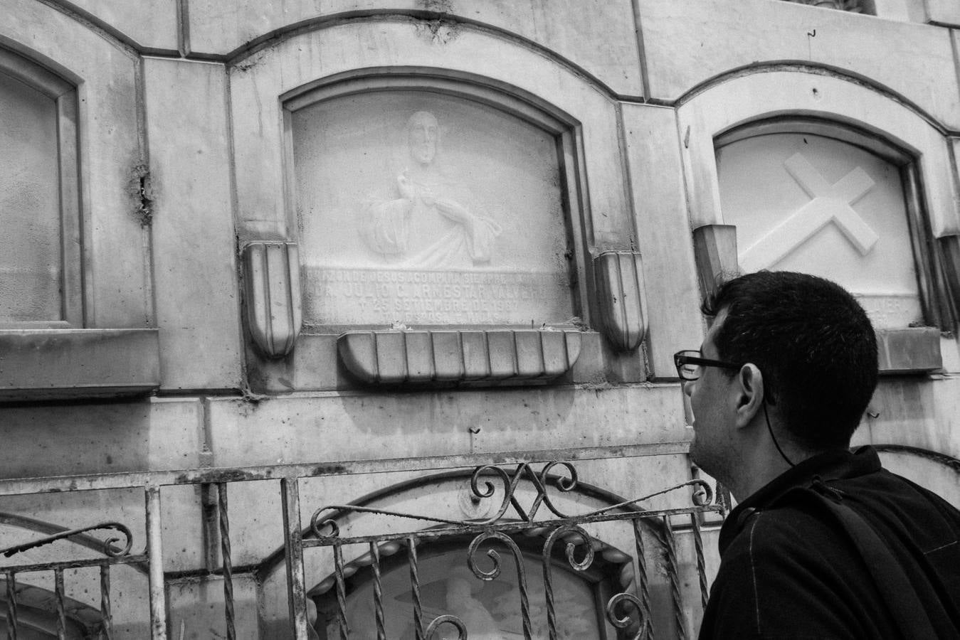 Mi primo Miguel Ángel cuando encontramos el nicho de nuestro abuelo