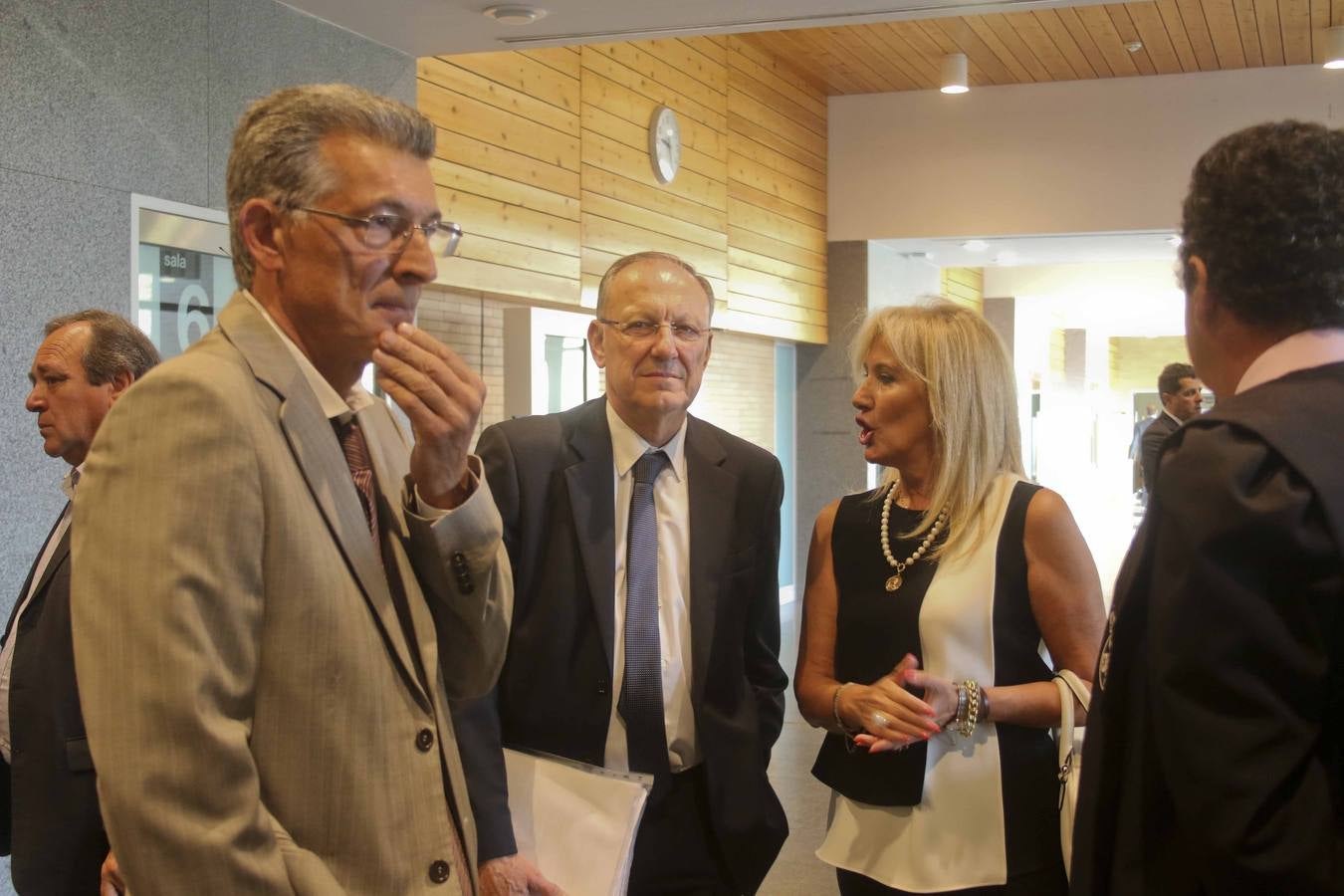 Lunes, 22 de mayo: La Audiencia Provincial de Mérida acogió el inicio de la vista oral del Caso Feval. Testificaron el exdirector general de Feval y exdiputado autonómico del PSOE, José Luis Viñuela; y el exsubdirector general Juan Cerrato y el exadministrador general José Villa.