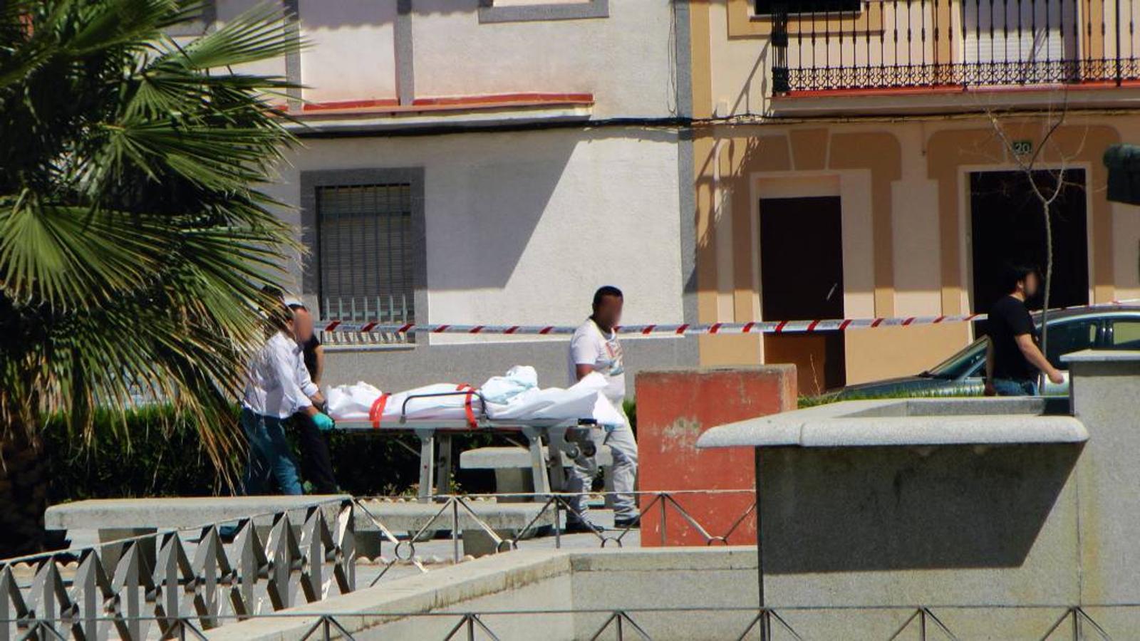 Martes, 23 de mayo: Detienen a los hermanos Emilio y Manuel Sánchez Mauriño por su implicación en la muerte de un vecino de 67 años que recibió un disparo en el pecho. Fotografías: HOY