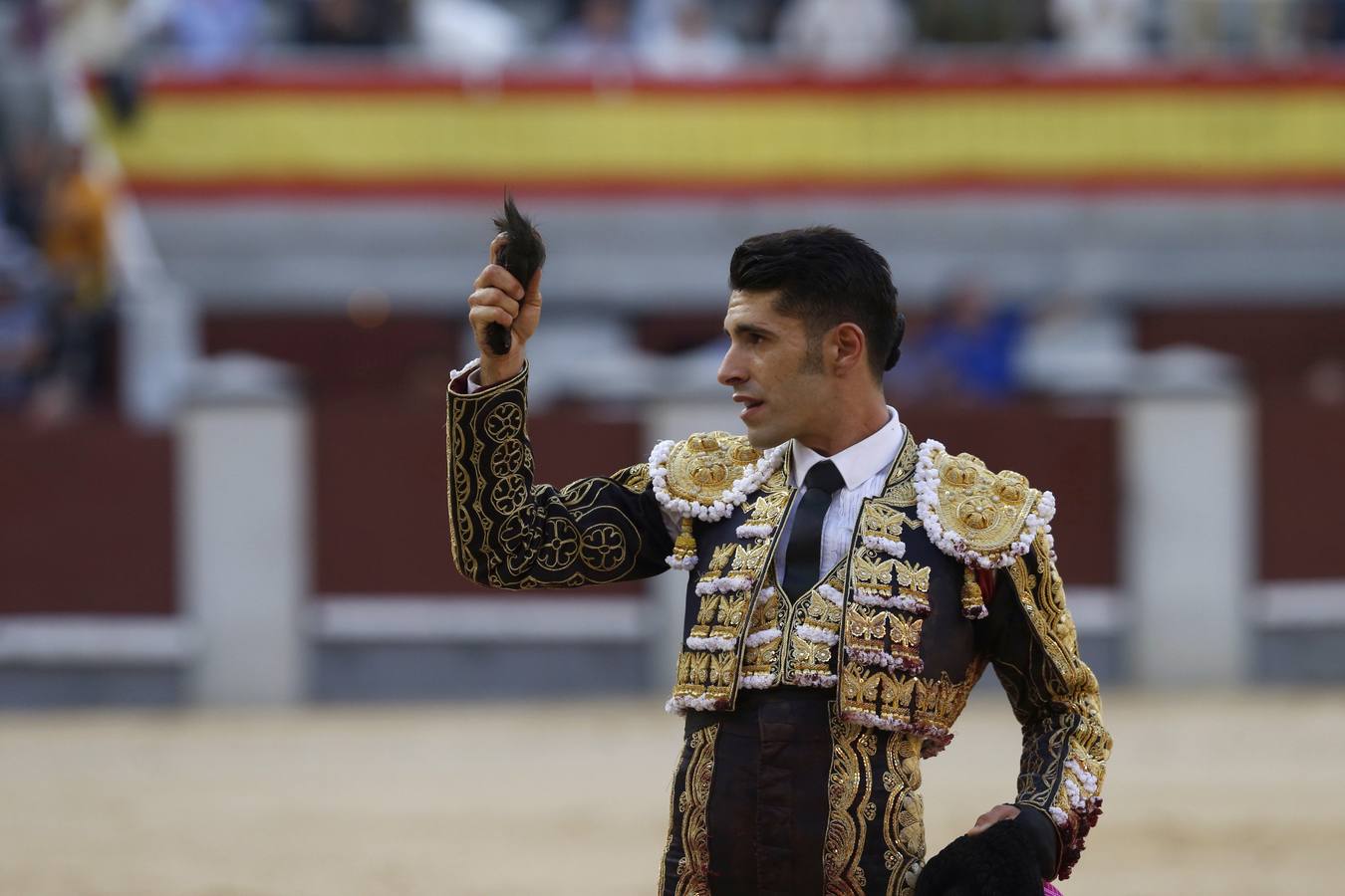 Miércoles, 24 de mayo: Alejandro Talavante fue operado de una cornada en la pierna derecha. El triunfador de la corrida en Las Ventas cortó la única oreja de una corrida con toros de Cuvillo. Fotografías: Agencias