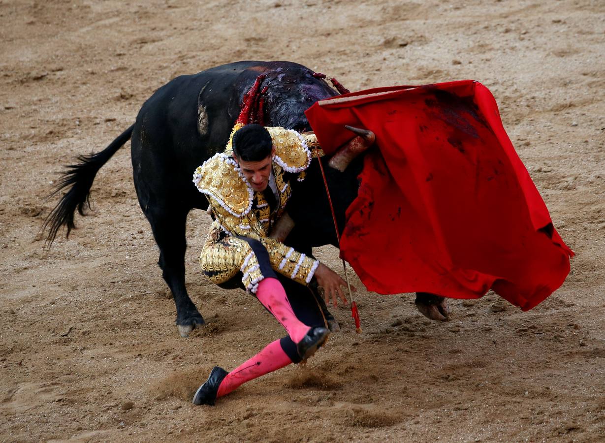 Miércoles, 24 de mayo: Alejandro Talavante fue operado de una cornada en la pierna derecha. El triunfador de la corrida en Las Ventas cortó la única oreja de una corrida con toros de Cuvillo. Fotografías: Agencias
