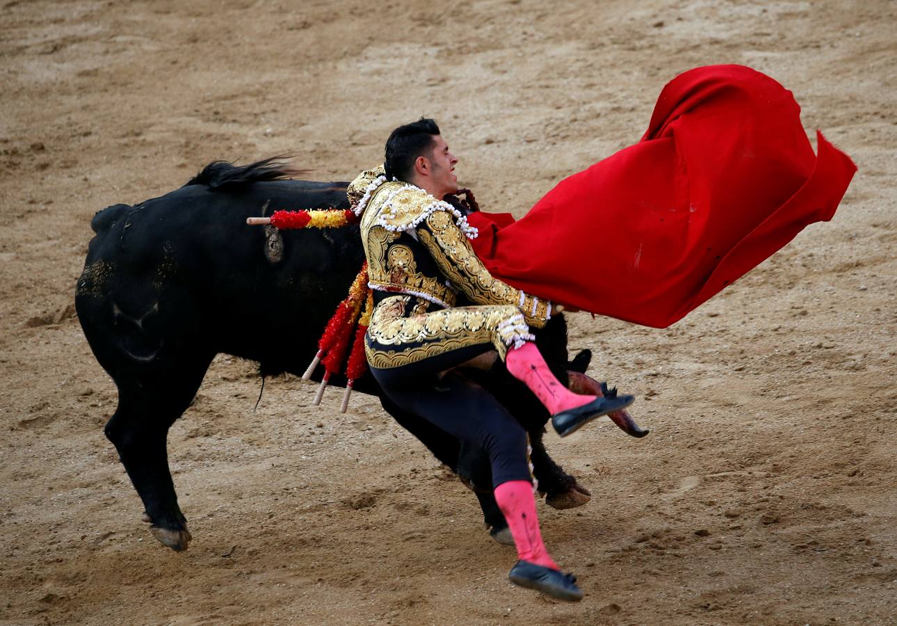 Miércoles, 24 de mayo: Alejandro Talavante fue operado de una cornada en la pierna derecha. El triunfador de la corrida en Las Ventas cortó la única oreja de una corrida con toros de Cuvillo. Fotografías: Agencias