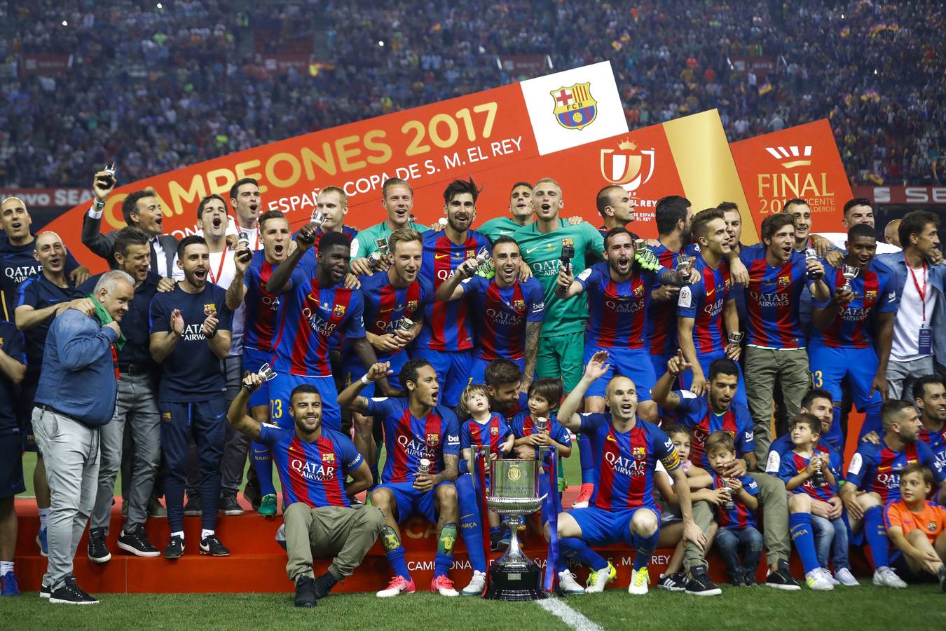Sábado, 27 de mayo: El FC Barcelona se proclamó campeón de la copa del Rey al derrotar al Alavés por tres tantos a uno. Fotografía: EFE