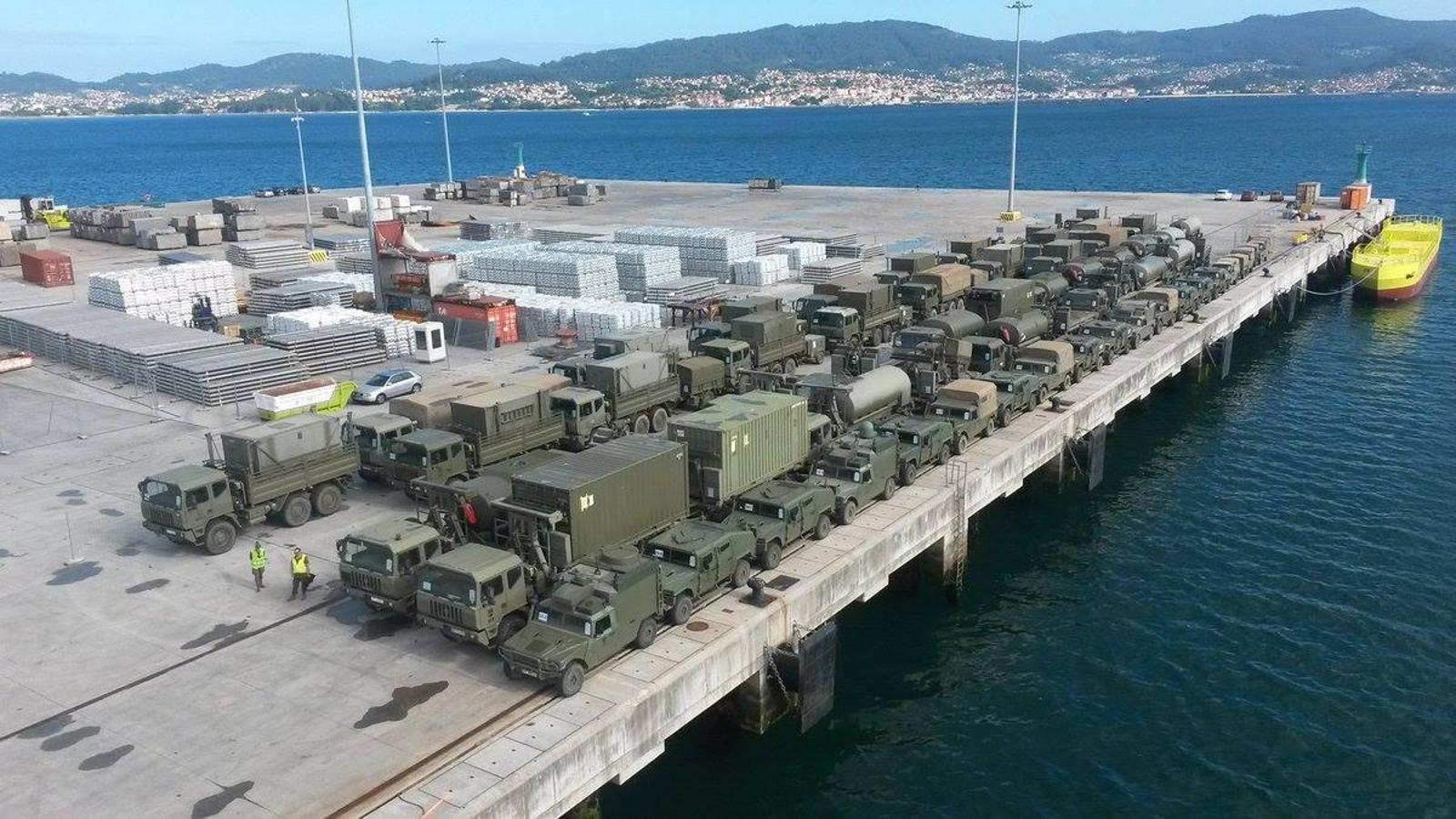 Embarcan en el puerto de Vigo los carros de combate