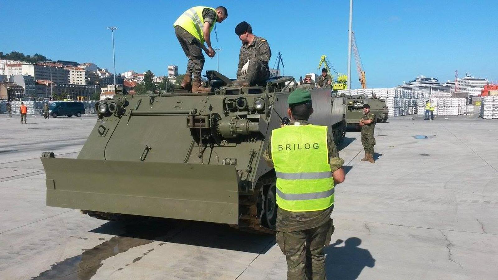 Embarcan en el puerto de Vigo los carros de combate