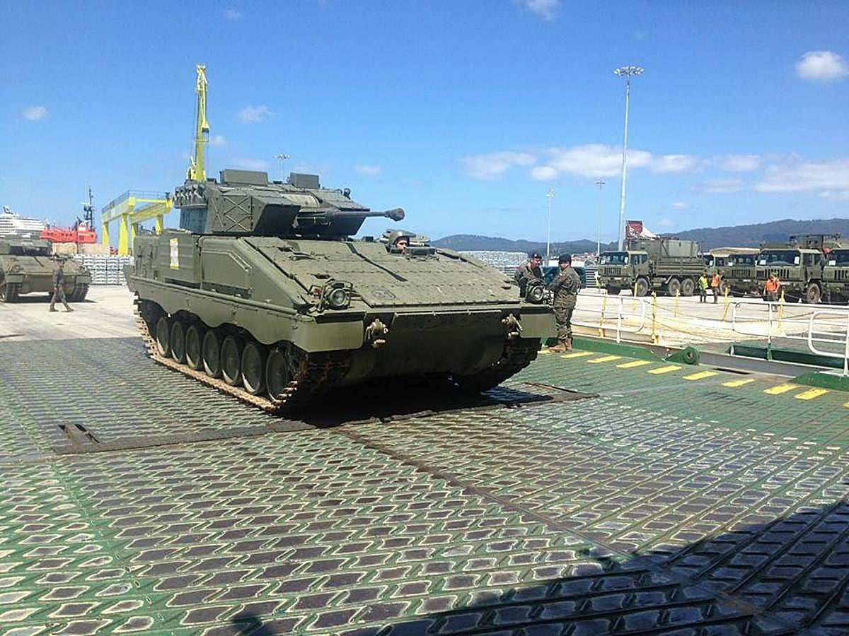 Embarcan en el puerto de Vigo los carros de combate