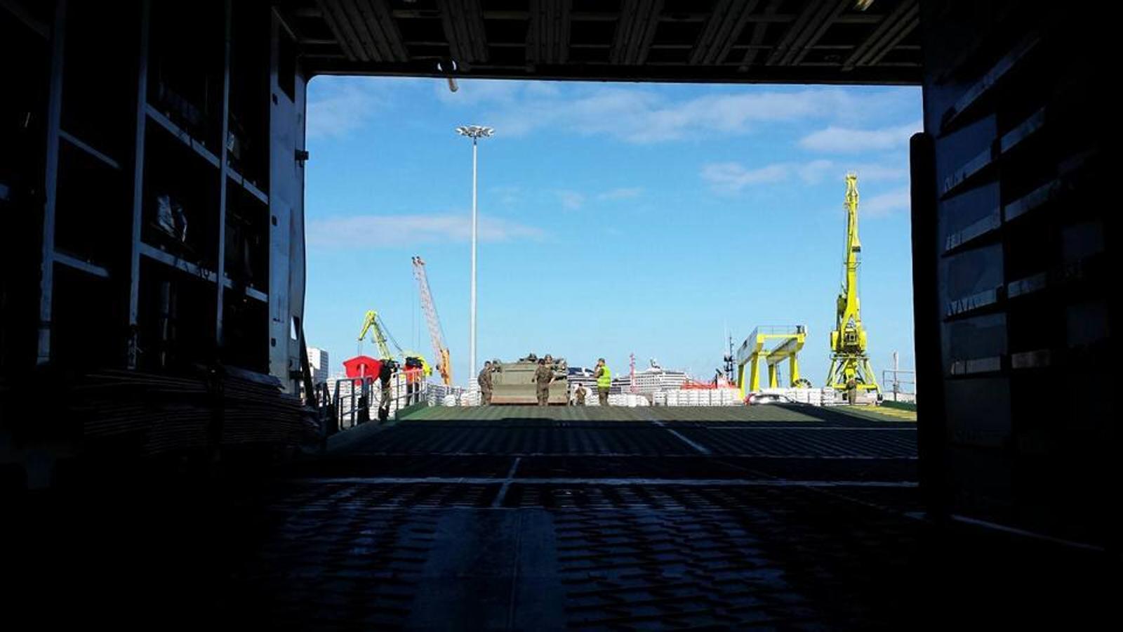 Embarcan en el puerto de Vigo los carros de combate
