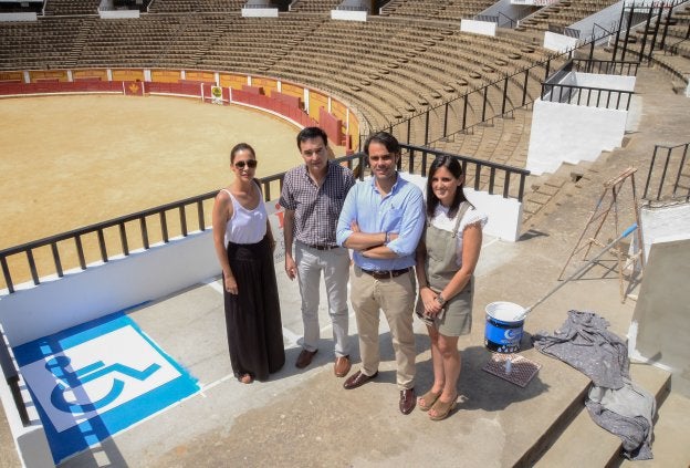 Ana Navas, Jesús Gumiel, Antonio Camacho y Noelia López, en una de las plataformas. :: c. moreno