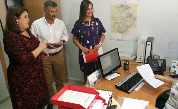 Los diputado del PSOE en la Asamblea Juan Antonio González, Lara Garlito y María Teresa Macías han presentado la precandidatura de Vara