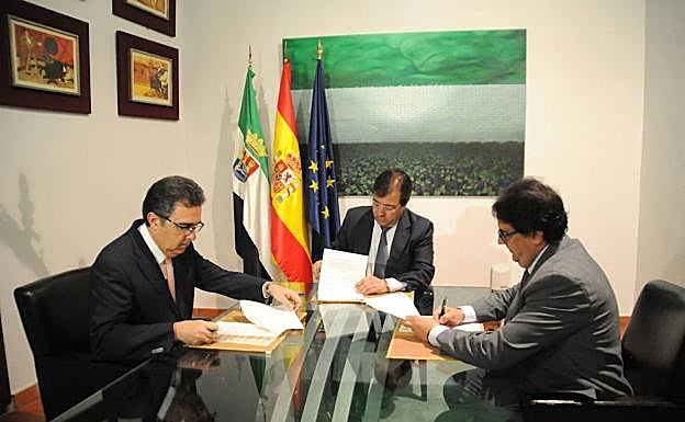 Firma del acuerdo entre la Fundación Amancio Ortega, la Junta de Extremadura y el SES.