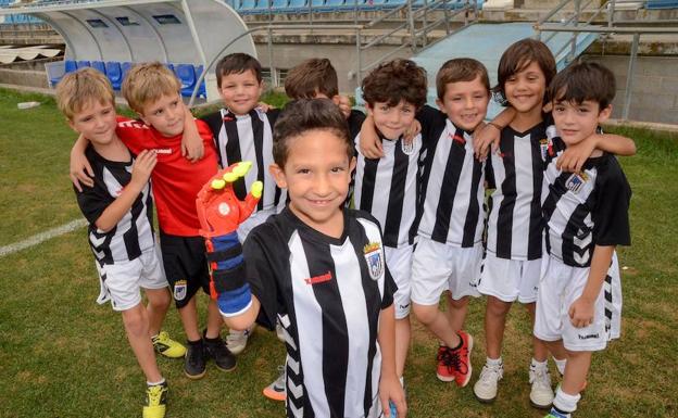 Dani presume de su mano de Iron Man junto a sus compañeros del fútbol. 
