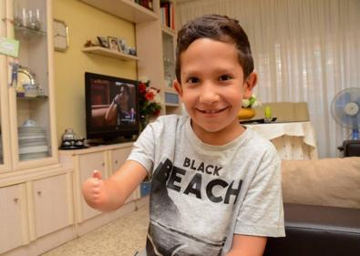 Imagen secundaria 1 - Dani, un súper niño con la mano de Iron Man