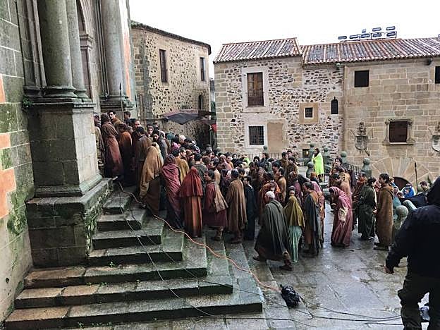 Preparativos de producción durante el rodaje de la serie 'Juego de tronos' en Cáceres. ::