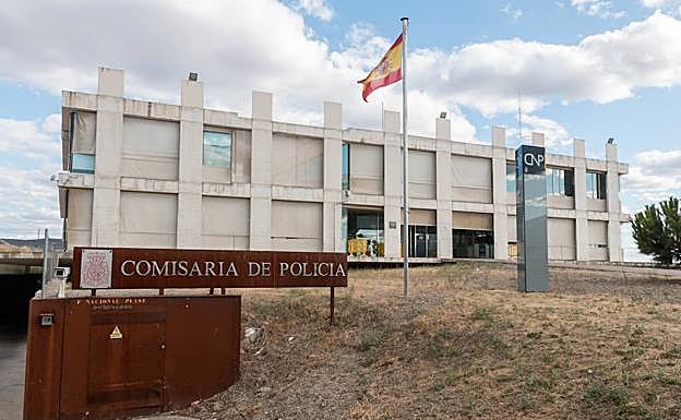 Fachada de la comisaría de la Policía Nacional en Plasencia, donde trabaja el agente.