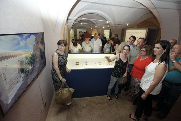 Sophie Gilotte, directora de la excavación, explica el contenido de la muestra en el Museo