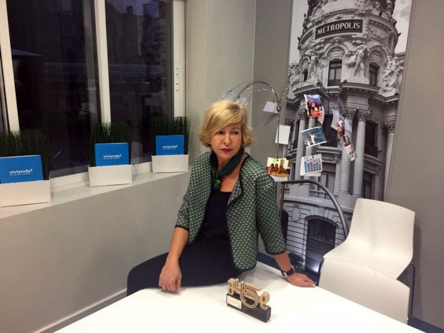 María José Corrales, con su premio de Empresaria del Año 2016 de la Comunidad de Madrid. :: hoy