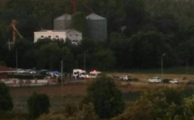 Imagen del lugar de la agresión del hijo al padre en la que se ven ambulancias y efectivos de la Guardia Civil