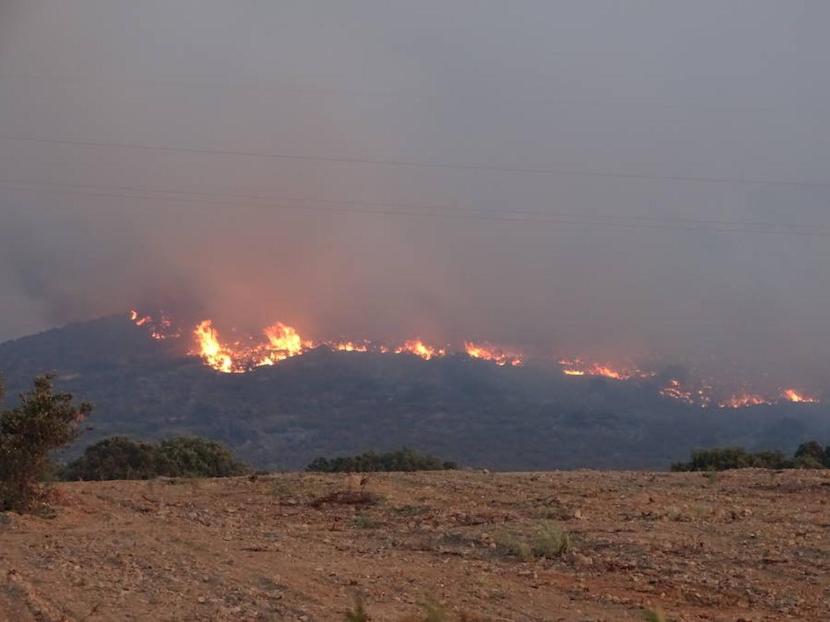 Noche de miedo en Calamonte por el incendio en la Sierra de San Serván