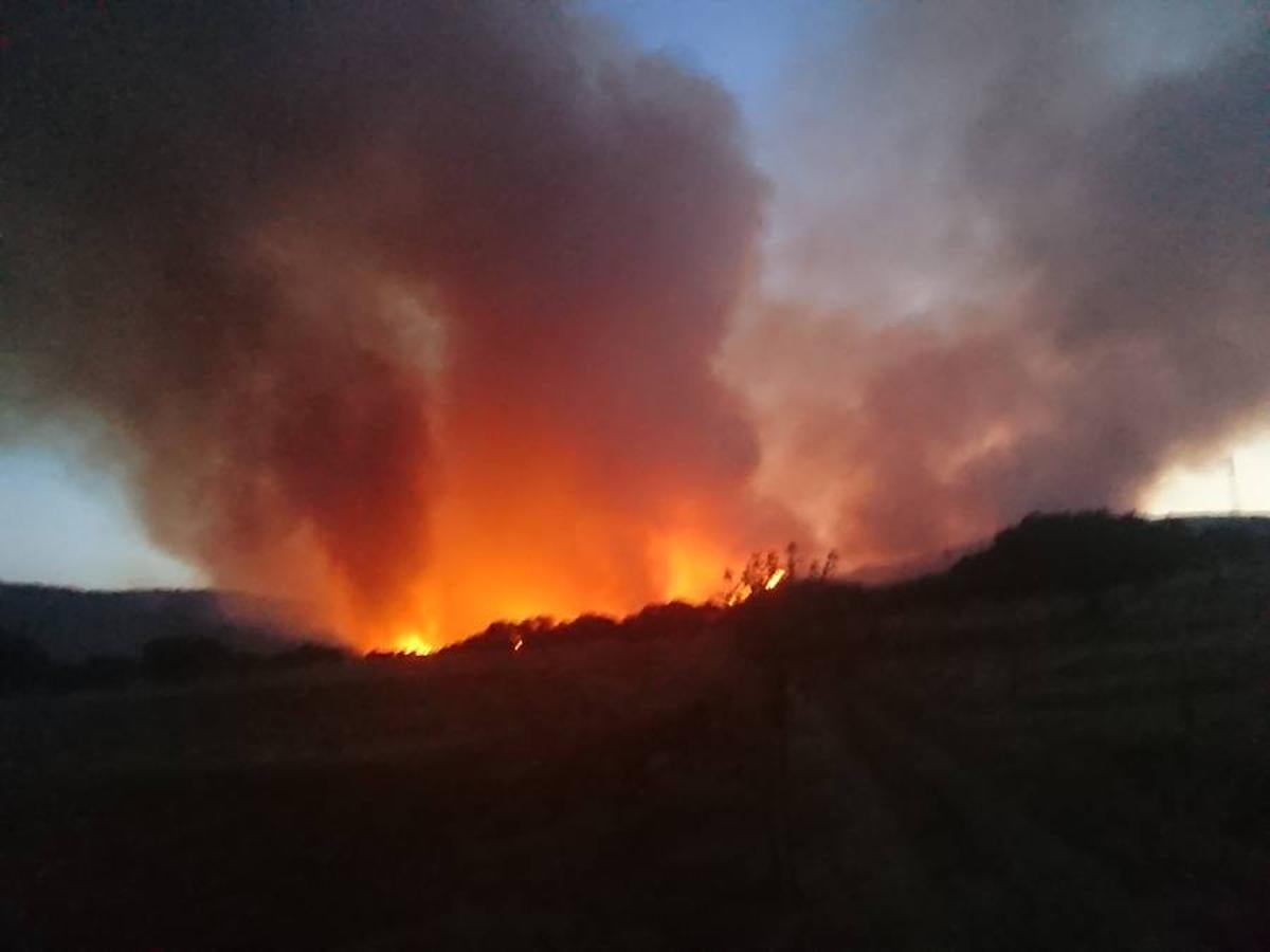 Noche de miedo en Calamonte por el incendio en la Sierra de San Serván