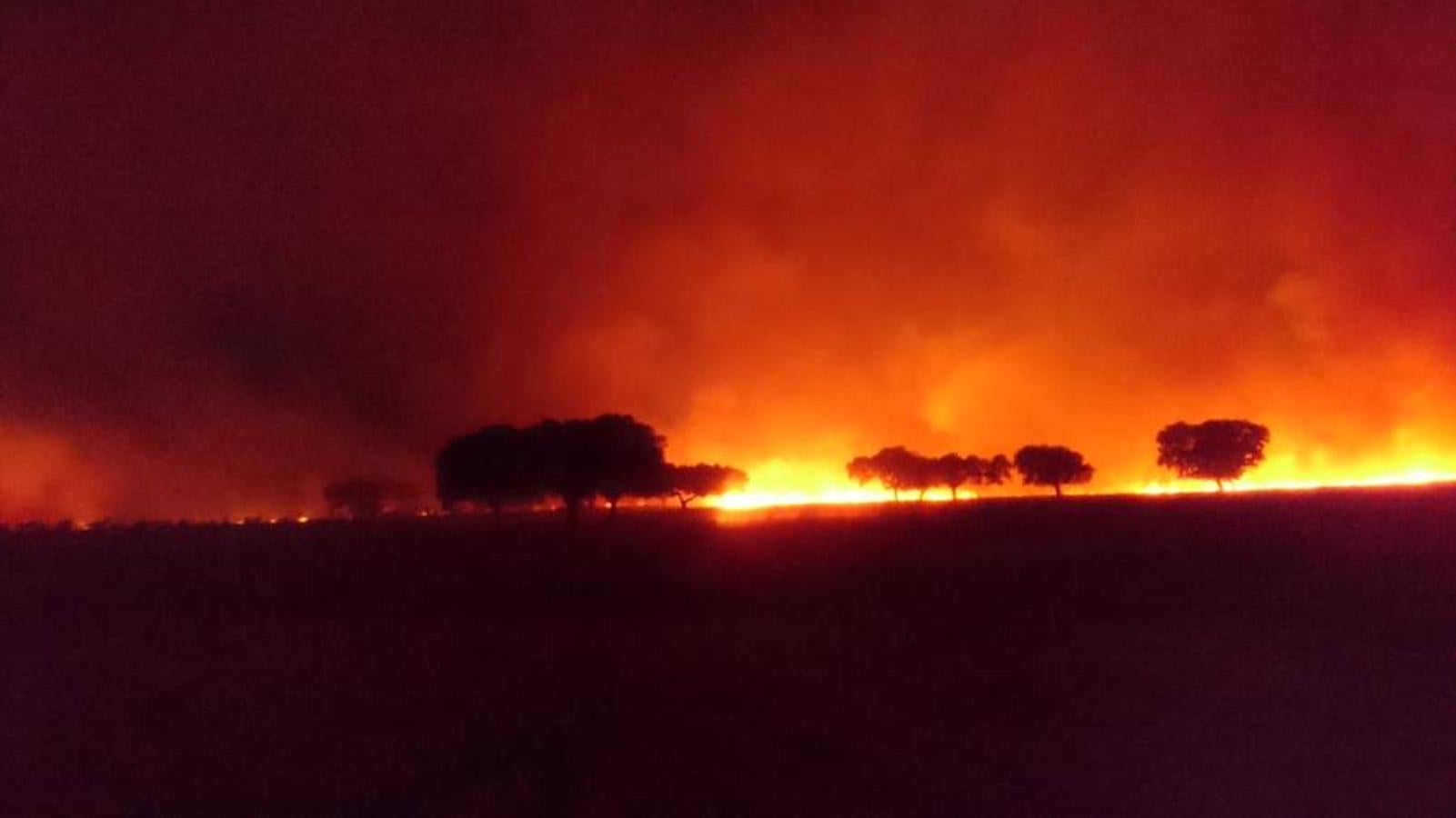 Noche de miedo en Calamonte por el incendio en la Sierra de San Serván