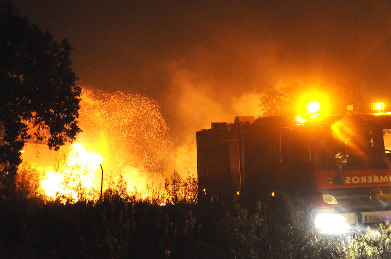 Noche de miedo en Calamonte por el incendio en la Sierra de San Serván