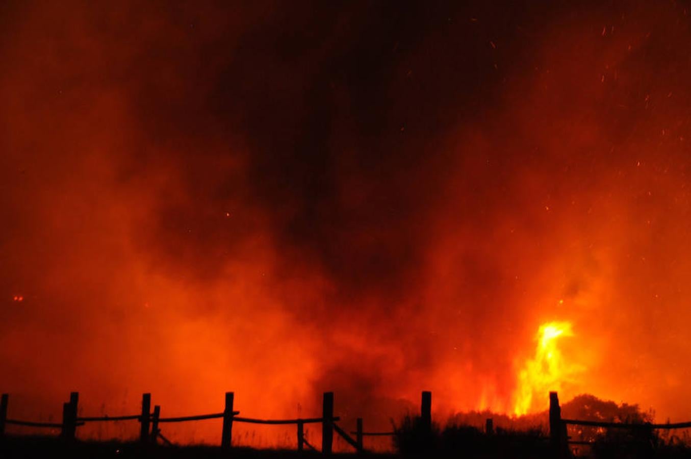 Noche de miedo en Calamonte por el incendio en la Sierra de San Serván