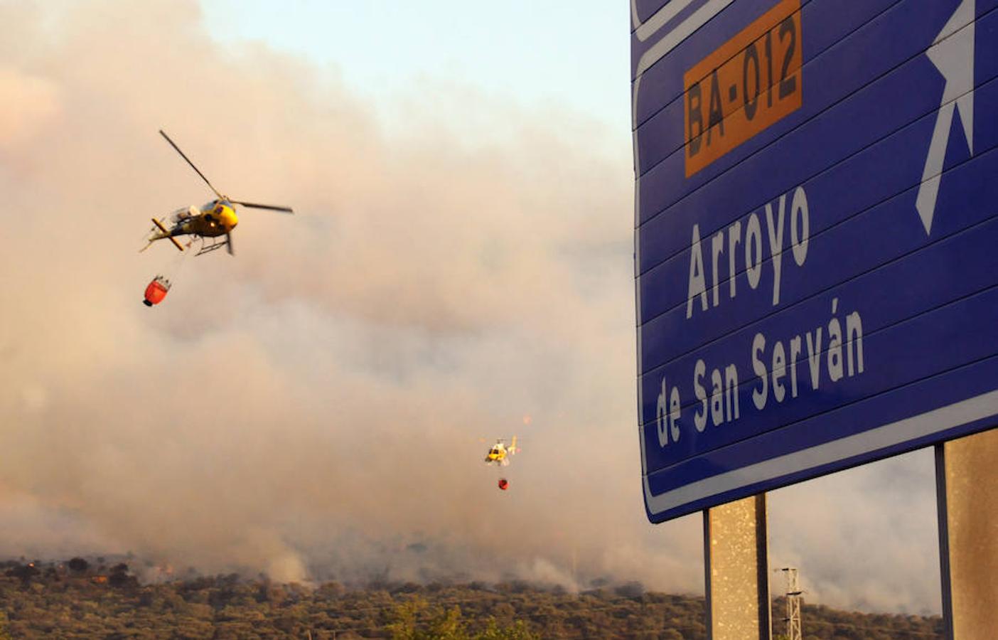 Noche de miedo en Calamonte por el incendio en la Sierra de San Serván