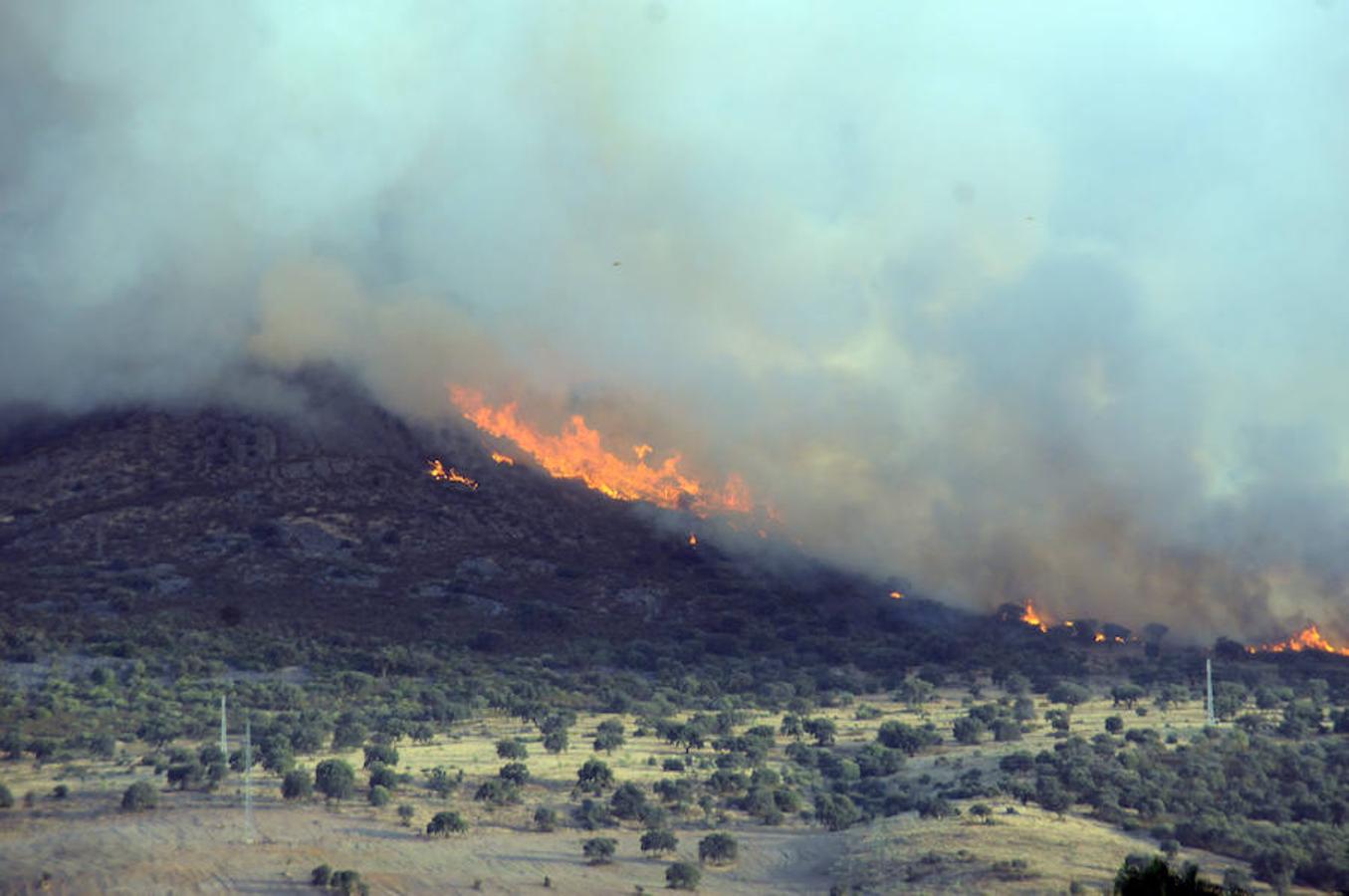 Noche de miedo en Calamonte por el incendio en la Sierra de San Serván