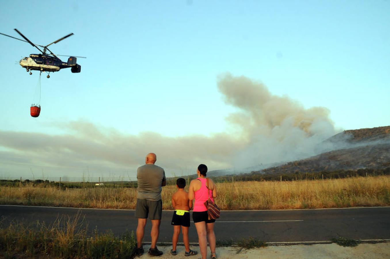 Noche de miedo en Calamonte por el incendio en la Sierra de San Serván