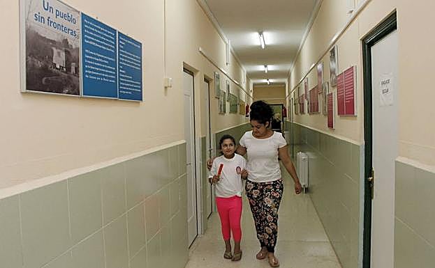 Una madre con su hija por el pasillo de la sede del Instituto Municipal de Asuntos Sociales (Imas) en Aldea Moret, donde se solicitan las ayudas.