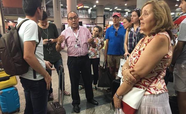 Viajeros afectados por la avería del tren Madrid-Badajoz, este viernes.