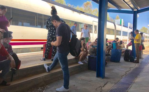 Imagen principal - 46 viajeros del tren a Puertollano se quedan en tierra por otra avería