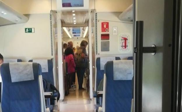 Interior del tren parado a pocos metros de la estación de Talavera