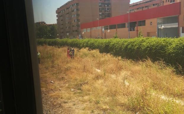 Los pasajeros se encuentran dentro del tren a la espera del levantamiento del cadáver