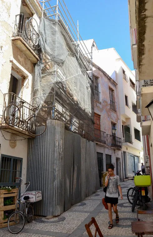 Esta es la fachada que está arreglando el Ayuntamiento. :: c. moreno
