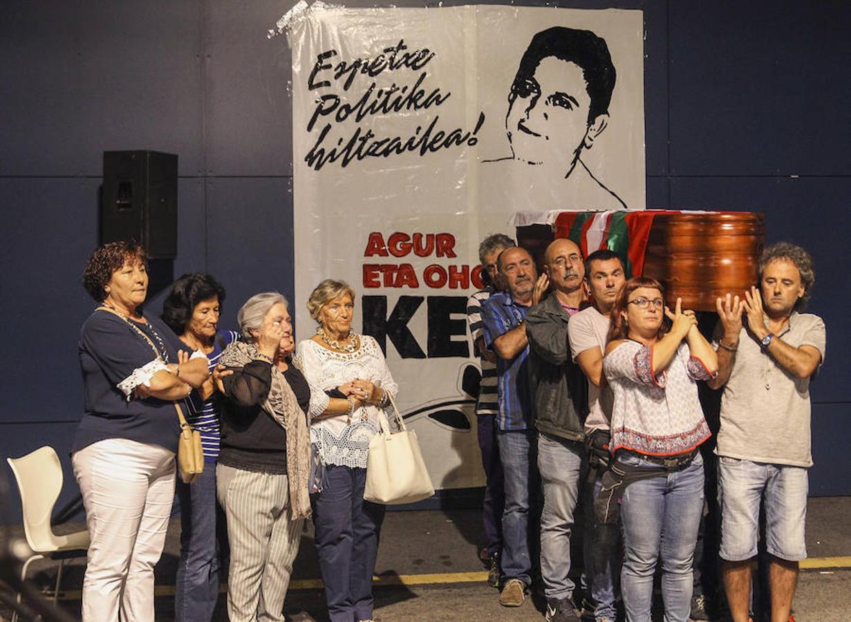 Decenas de personas han rendido homenaje este martes en las tres capitales vascas al preso de ETA Kepa del Hoyo, muerto de un infarto en la cárcel de Badajoz cuando realizaba deporte.