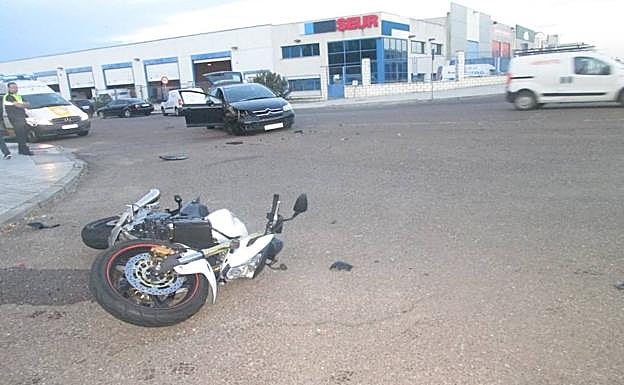 Un motorista resulta herido en una colisión con un coche en Badajoz