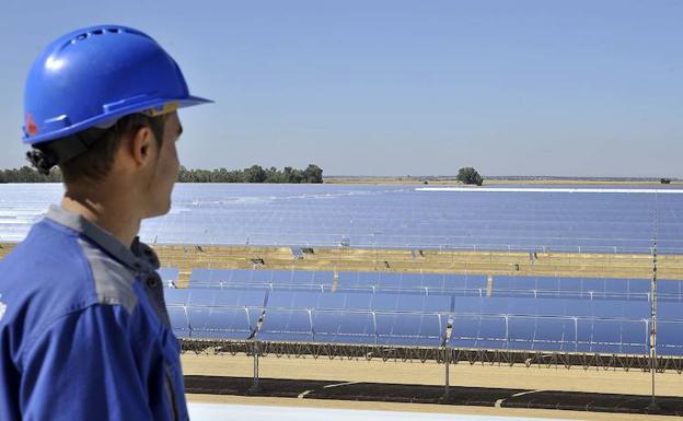 Un operario vigila el campo de canales parabólicos en la central termosolar La Florida, de Alvarado, en una imagen de archivo. 