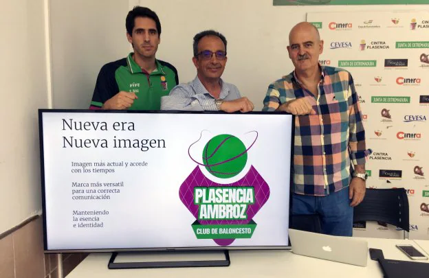 Díaz, Álvarez e Iglesias posan con el nuevo escudo. PALMA