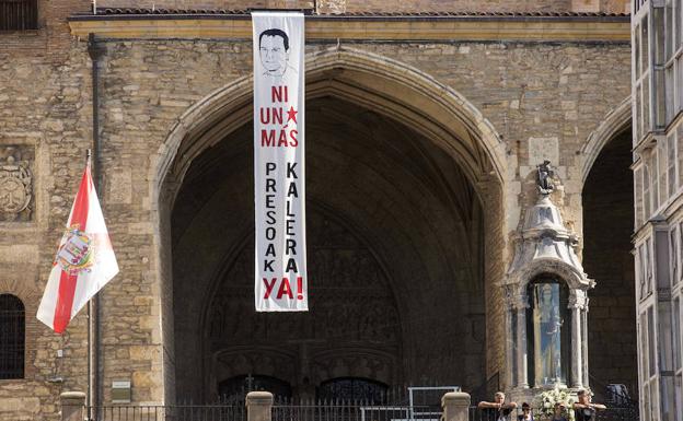 Una pancarta con la efigie del preso de ETA Kepa del Hoyo ha aparecido hoy en la plaza de la Virgen Blance de Vitoria