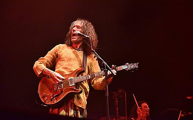 Robe Iniesta interpretando una de sus canciones