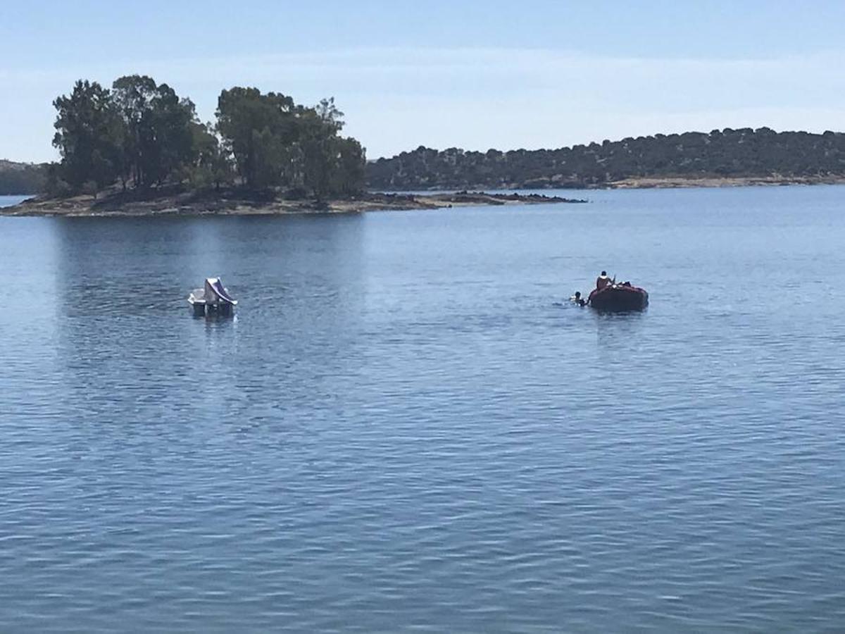 La situación que se plantea es un choque entre una embarcación de recreo con pedales y otra de motor con dos tripulantes