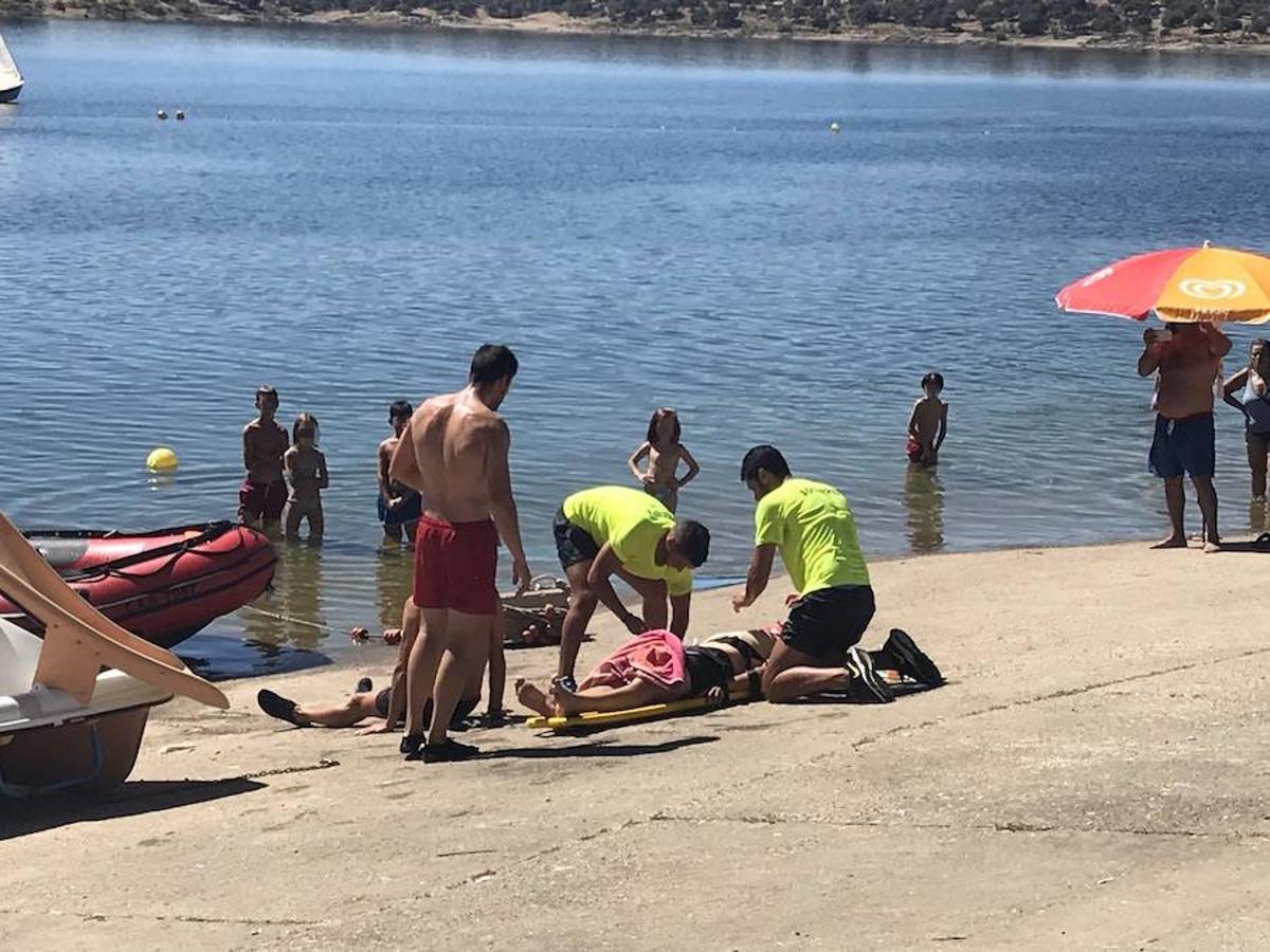 La situación que se plantea es un choque entre una embarcación de recreo con pedales y otra de motor con dos tripulantes