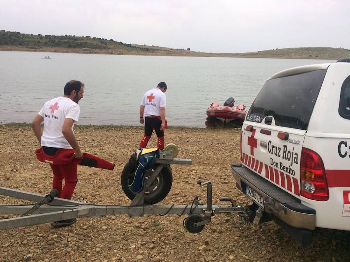 La situación que se plantea es un choque entre una embarcación de recreo con pedales y otra de motor con dos tripulantes